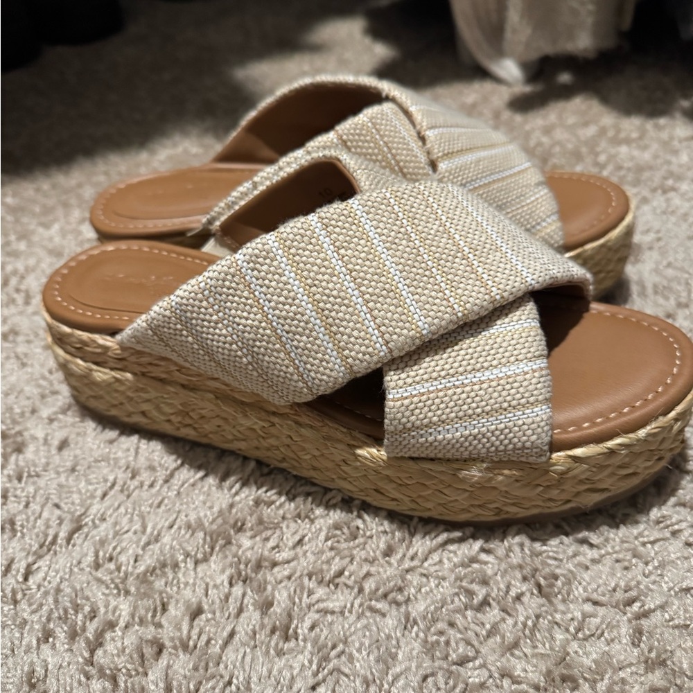 Universal Thread Women's Beige Woven Platform Sandals